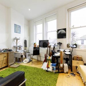 Fantastic double bedroom within a large period house mins to tube & shops - Photo 2