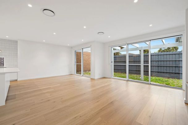 LUXURIOUS FAMILY LIVING! - Photo 1