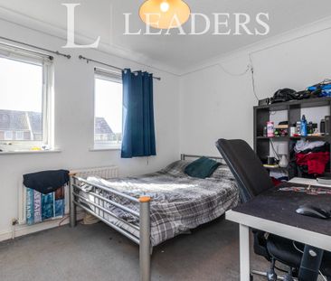 3 bedroom end of terrace to rent Farriers Road, Epsom, KT17 - Photo 5