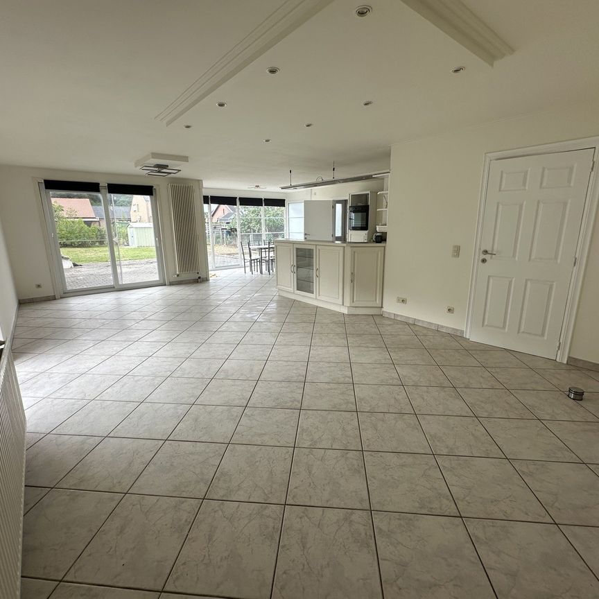 Ruime woning met 5 slaapkamers op een perceel van 7a43ca. - Foto 1