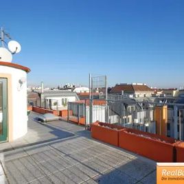 Lichtdurchflutete Dachgeschoßwohnung mit sehr großer Terrasse in der Wolfganggasse - Photo 1