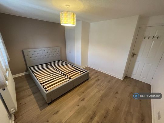 4 bedroom semi-detached house to rent - Photo 1