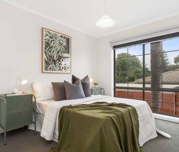 Position Perfect - Photo 6