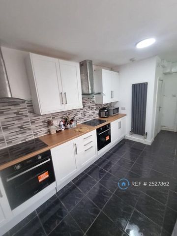 1 bedroom in a house share to rent - Photo 3