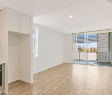 TIDY BEACHFRONT APARTMENT - Photo 1