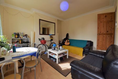 4 bedroom House in Lumley Place, Burley - Photo 3