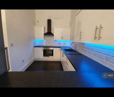3 bedroom flat to rent - Photo 3