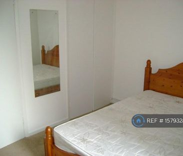 1 bedroom in a flat share to rent - Photo 2