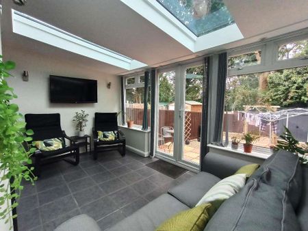 Sociable & spacious property with six ensuites, lounge and garden - Photo 5