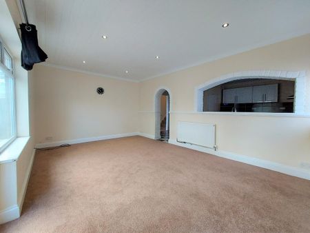 4 bedroom detached house to rent - Photo 3