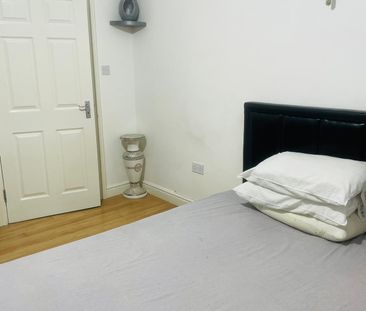Master bedroom to rent close to seven king station - £900 pcm - Photo 1