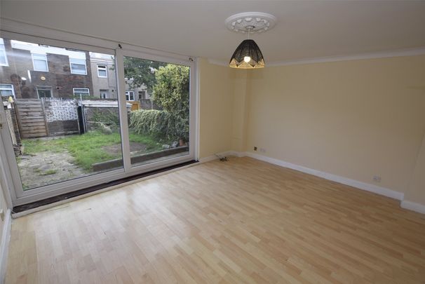 Pontypool Walk, Romford, RM3 - Photo 1