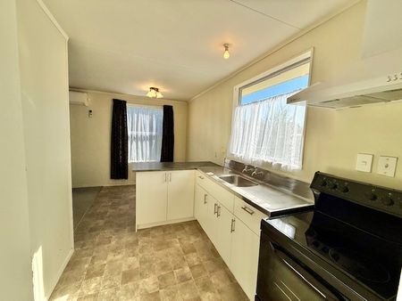 Cozy 3 bedroom home in Dinsdale! - Photo 2