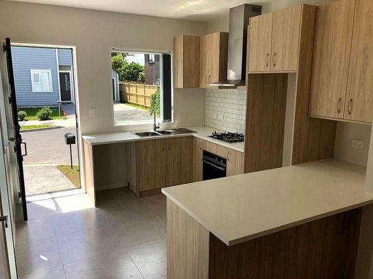 Stylish New 4BR Home in Papakura - Photo 1