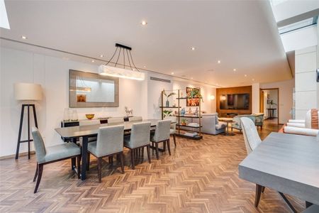 A luxurious and architecturally impressive four bedroom fully serviced house with outstanding light, three bathrooms and private courtyard. Tenancy Length Minimum 12 months EPC rating C | Council Tax Band H - Photo 3