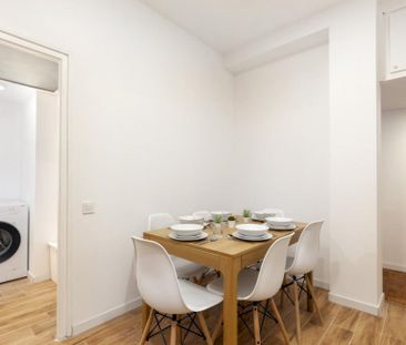 Spacious room with private balcony in Barcelona - Photo 1