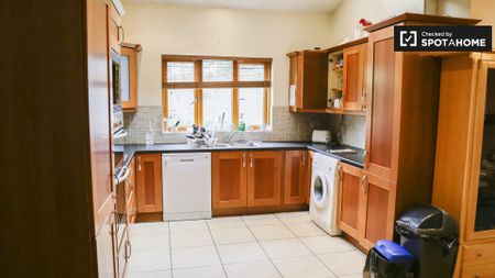 Room for rent in 5-bedroom apartment in Ballymun, Dublin - Photo 5