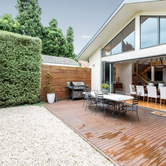 Stunning Family Home Renovated to Perfection! - Photo 1