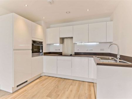 A one bedroom apartment conveniently positioned close to Guildford train station. - Photo 2