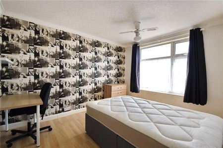 4 bedroom semi-detached house to rent - Photo 5