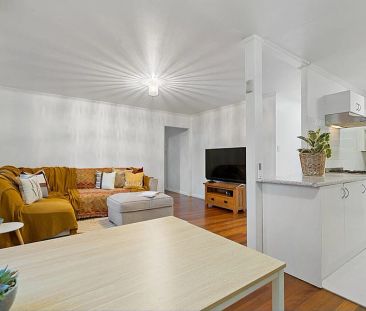 Stunning 4-Bedroom Family Retreat in the Heart of Brighton - Photo 3