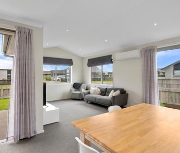 Immaculate, modern home - Photo 3