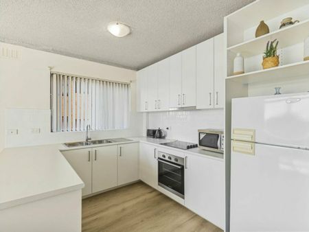 2 Bedroom unit in the heart of The Entrance - Photo 5