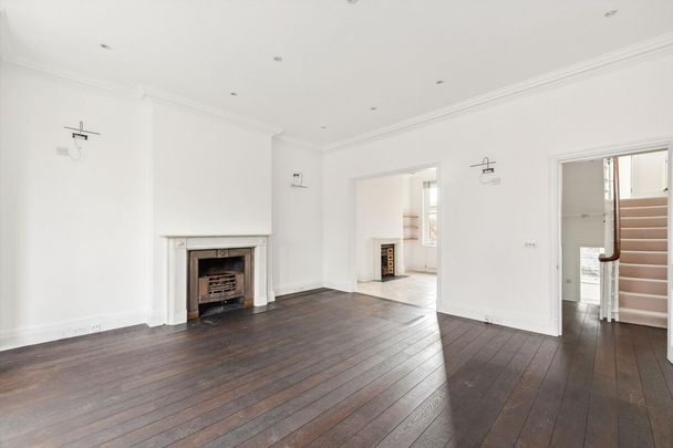Elegant three bedroom maisonette arranged over two floors for let in the heart of Chelsea SW3. - Photo 1