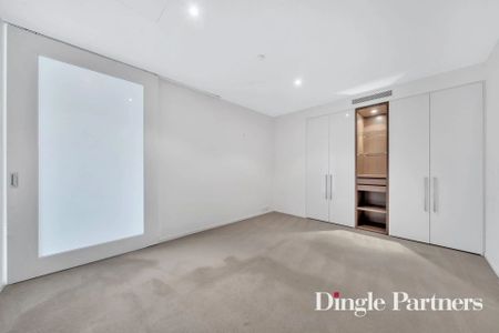 Beautifully Presented One-Bedroom Apartment with City Views - Photo 2