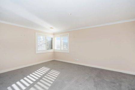 Large Family Home Elevated On Elliott Street - Photo 4