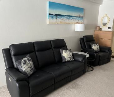 "MODERN 1 BED, 1 Bath, 1 Car - APARTMENT" - Photo 2