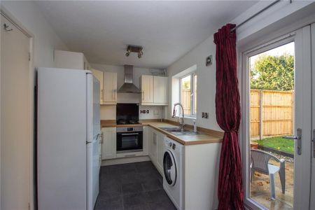 2 bedroom end of terrace house to rent - Photo 2