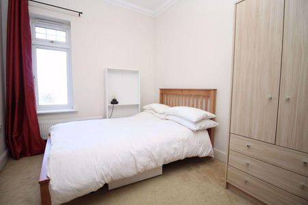 1 bedroom in a house share to rent - Photo 2