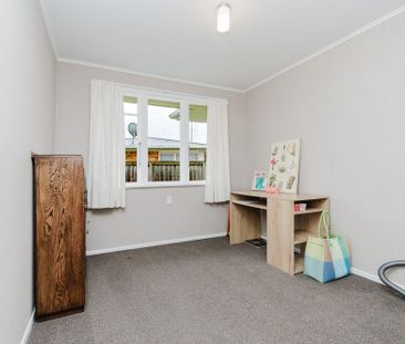 Comfortable Three-Bedroom Home with Peaceful Outdoor Living - Photo 5