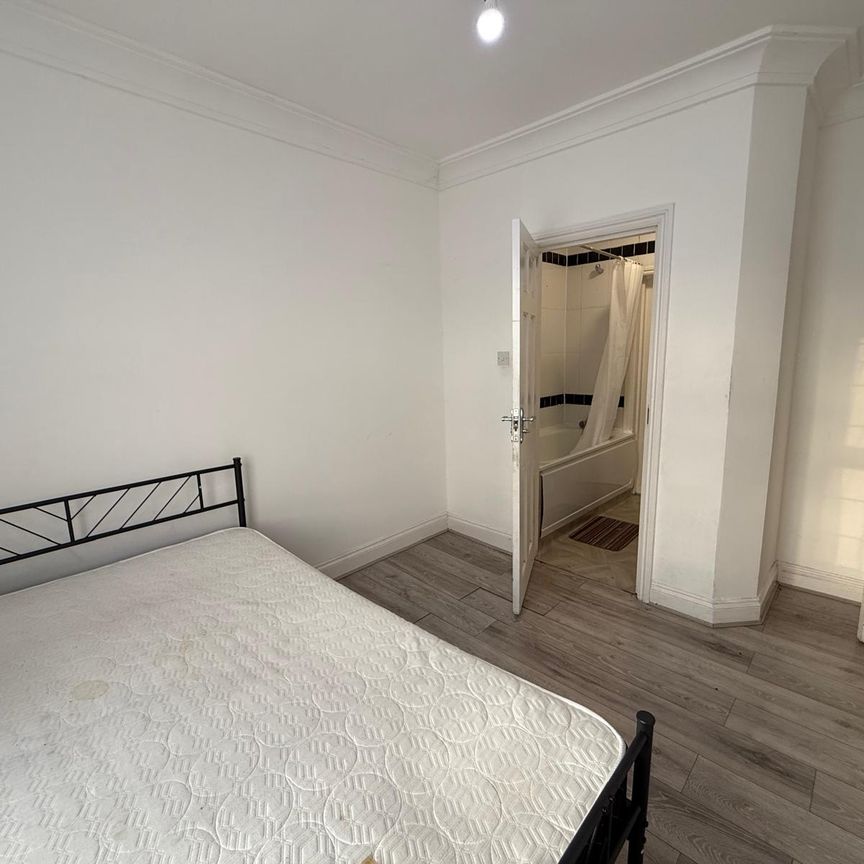 Ensuite room to let close to ilford station-£900 pcm - Photo 1