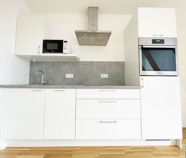 Top moderne Dachgeschosswohnung in Nähe des Flughafens! - Photo 1
