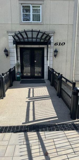 LA COUPOLE SUPERBE CONDO RDC AVEC CHUTE ASCENSEUR ET PISCINE 41/2 2CC 1800/M - Photo 1