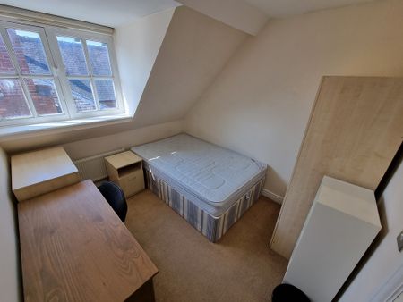 4 Bed Student Accommodation - Photo 4