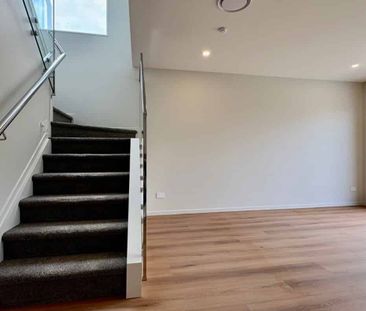 Beachlands, 5 bedrooms - Photo 2