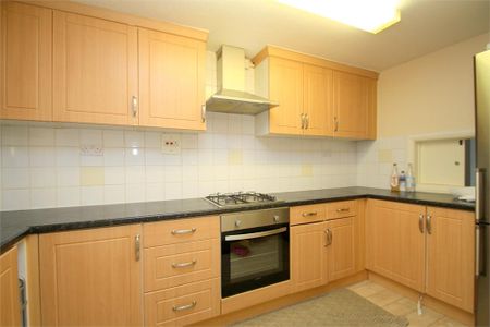 4 bedroom end of terrace house to rent - Photo 4