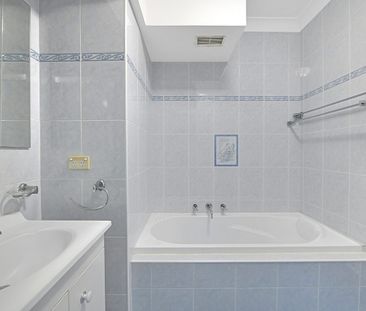 Prime Location Freshly Painted 2-Bed Apartment - Photo 4