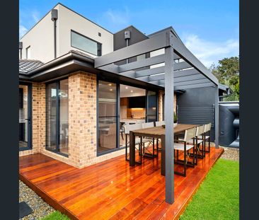 ULTRA MODERN THREE BEDROOM TOWNHOUSE - Photo 5