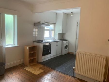 3 bedroom semi-detached house to rent - Photo 2