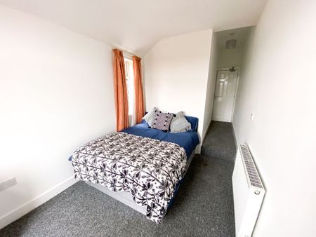 Room 4, 7 Coronation Road - Photo 3