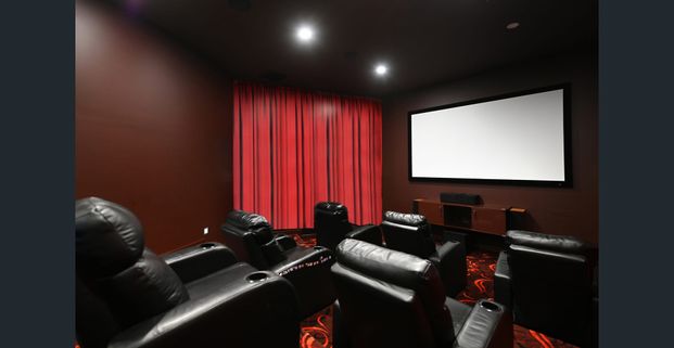 Grand Waterfront Entertainer in Exclusive Hope Island Estate - Photo 1