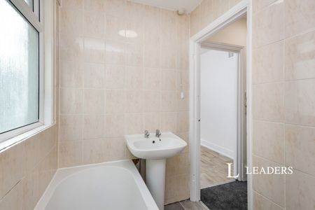 studio to rent South Street, Eastbourne, BN21 - Photo 4