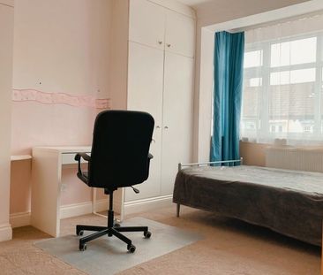 Room in a Shared House, Kingsway, SW14 - Photo 4