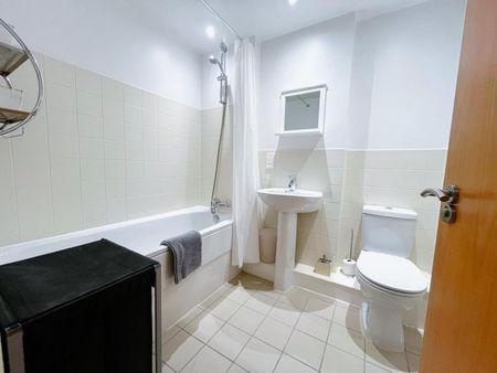 2 bedroom Flat To Let - Photo 2