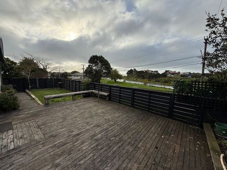 Charming 4BR Family Home in Otaihanga - Photo 4