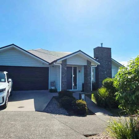 Modern, Spacious Family Home in Popular Paerata Rise - Photo 3